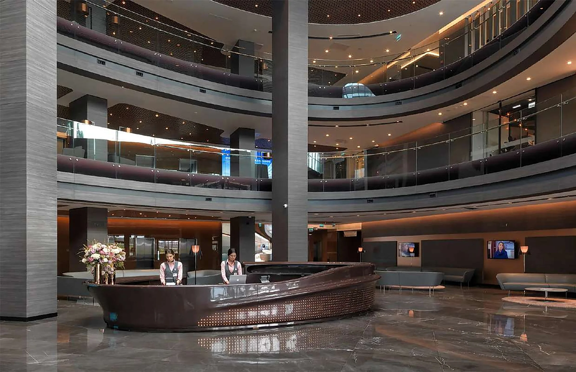 The main lobby and reception desk of Memorial Bahçelievler Hospital in Istanbul